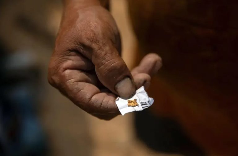 As entidades apontam que mesmo sendo certificadas e consideradas aptas para vender ouro nos Estados Unidos e Europa, Chimet e Marsam compravam, de maneira indireta, o ouro que foi extraído ilegalmente de territórios demarcados no Brasil.
