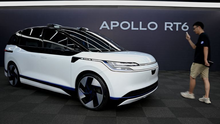 El coche eléctrico autónomo Apollo RT6 en Pekín, China, el 20 de julio de 2022.