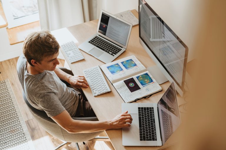 Média salarial é maior para bilíngues, aponta pesquisa