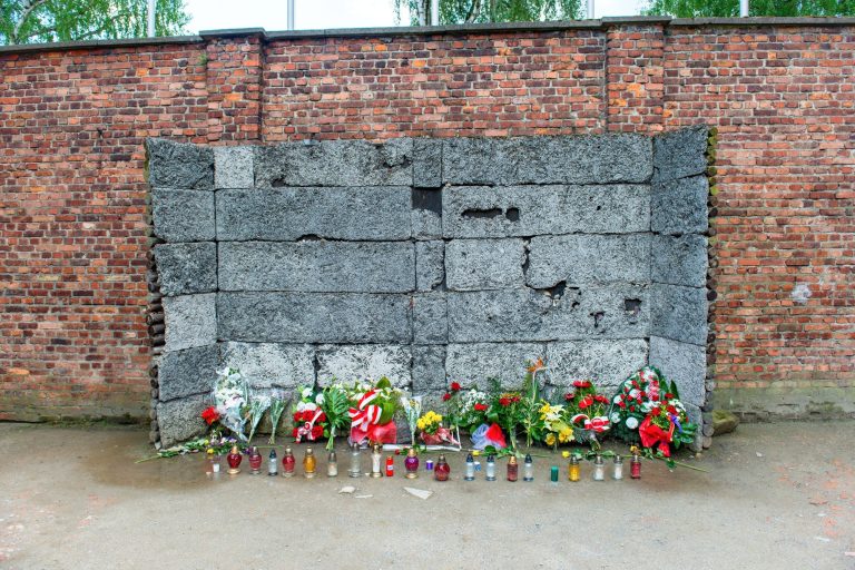 "Muro da Morte" no antigo campo de concentração de Auschwitz