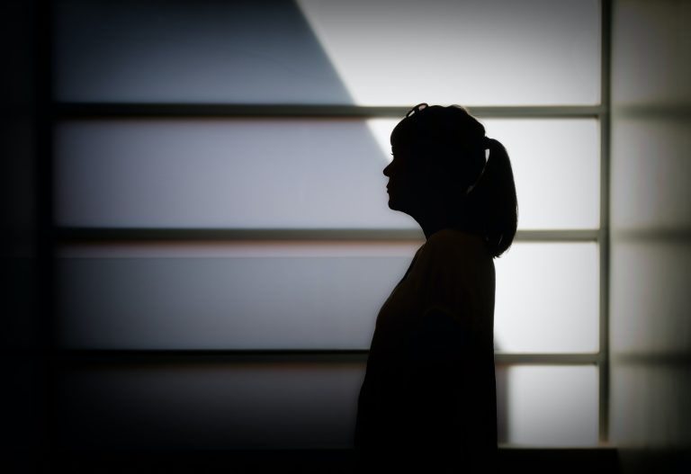 Mantido por muito tempo em sigilo entre amigos e familiares, o tema saúde mental passou a se popularizar e se tornar cada vez mais recorrente, inclusive dentro do ambiente corporativo – especialmente após a pandemia.