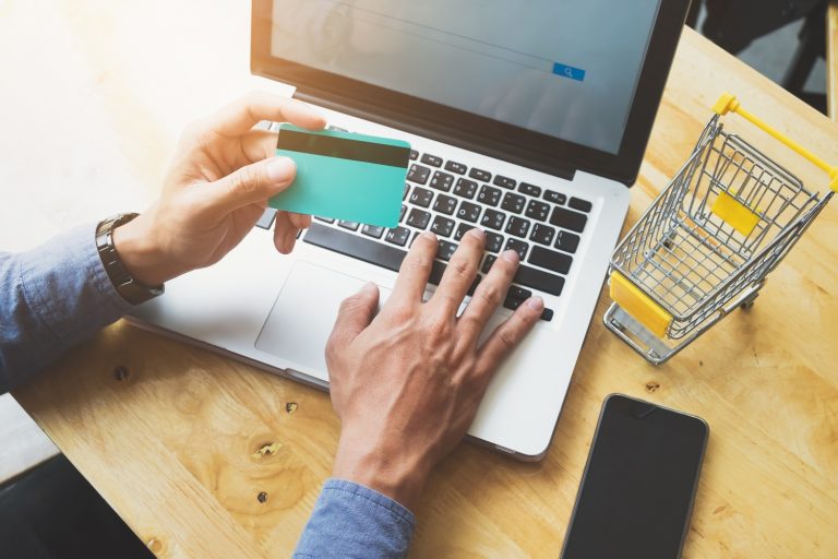 Maioria dos brasileiros compram online na Black Friday