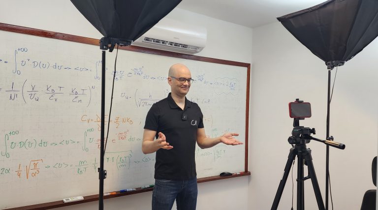 Professor ensina física em vídeos curtos nas redes sociais