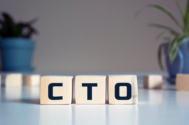 Startup pivota modelo de negócio e mira na formação de líderes em tecnologia
