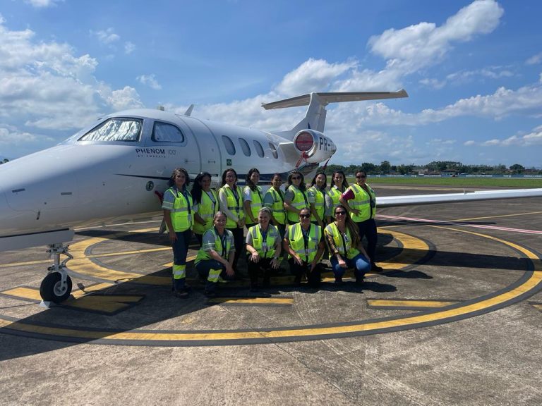 CCR Aeroportos no aeroporto de Joinville com mulheres