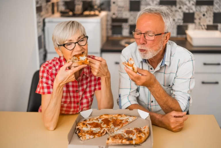 O consumo diário de alimentos processados e à base de carne, como pizzas e hambúrgueres, pode aumentar o risco de uma pessoa desenvolver Alzheimer