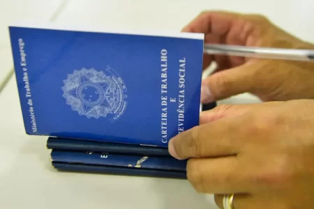 Empregos com carteira assinada batem recorde, segundo IBGE