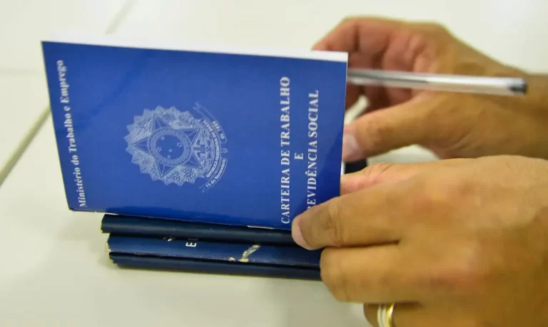 Sobe o número de empregos com carteira assinada em 2024