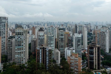 Crédito imobiliário se recupera e deve bater recorde em 2024, diz Abecip