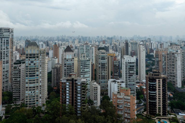 O crédito imobiliário teve uma recuperação no primeiro semestre de 2024, impulsionado pela retomada da captação líquida da poupança no segundo trimestre e pela forte participação das LCIs nos financiamentos.