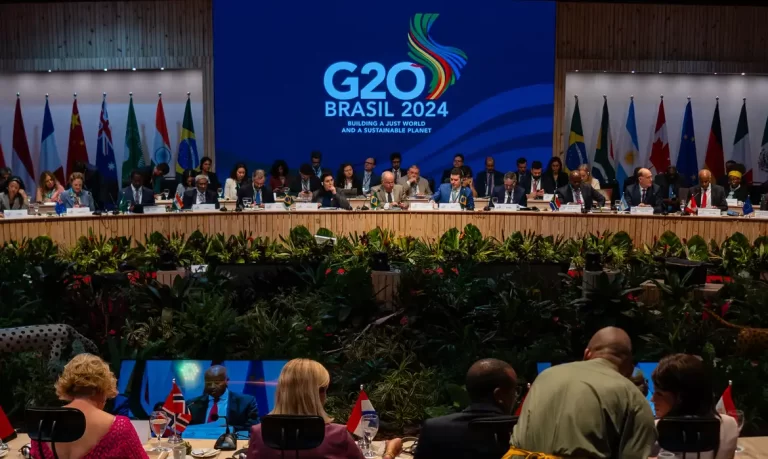 Ministros de Finanças e presidentes de Bancos Centrais do G20 se reúnem no Rio de Janeiro a partir desta quarta-feira (24). Destaque para a proposta brasileira de taxação dos super-ricos e medidas contra as mudanças climáticas.