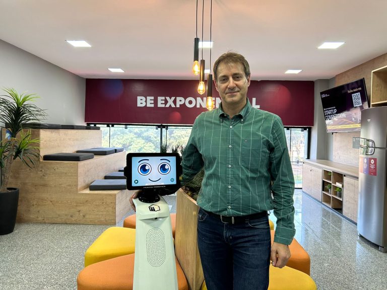 A trajetória da Human Robotics, startup de robôs sociais personalizáveis para atendimento presencial, está registrada no livro "Innovate Curitiba", oferecendo práticas sustentáveis e inspiradoras para o setor de tecnologia do Paraná.