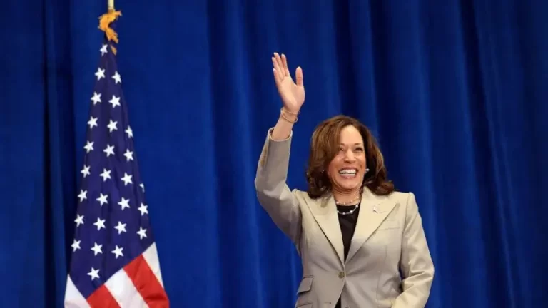 Kamala Harris se prepara para possivelmente substituir Joe Biden como candidata democrata, enfrentando o desafio de apresentar sua visão para liderar uma economia dos EUA ainda lutando com a inflação, enquanto se diferencia das políticas de Trump de cortes de impostos e tarifas elevadas.