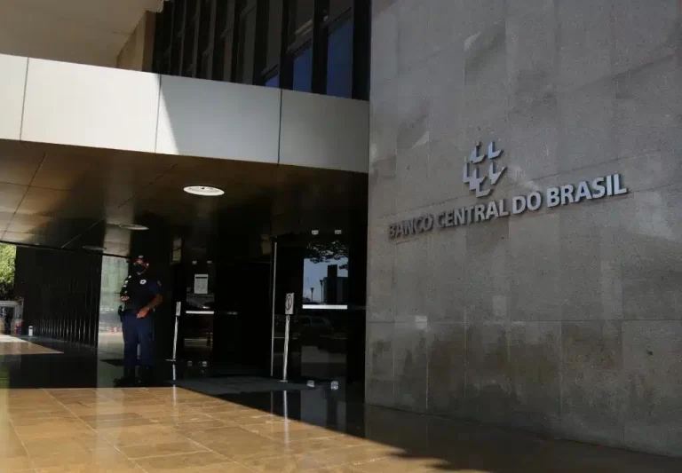 O Comitê de Política Monetária (Copom), do Banco Central, se reúne nesta quarta-feira (31) para decidir sobre a manutenção da taxa básica de juros em 10,50% ao ano, com o anúncio oficial previsto para após as 18h
