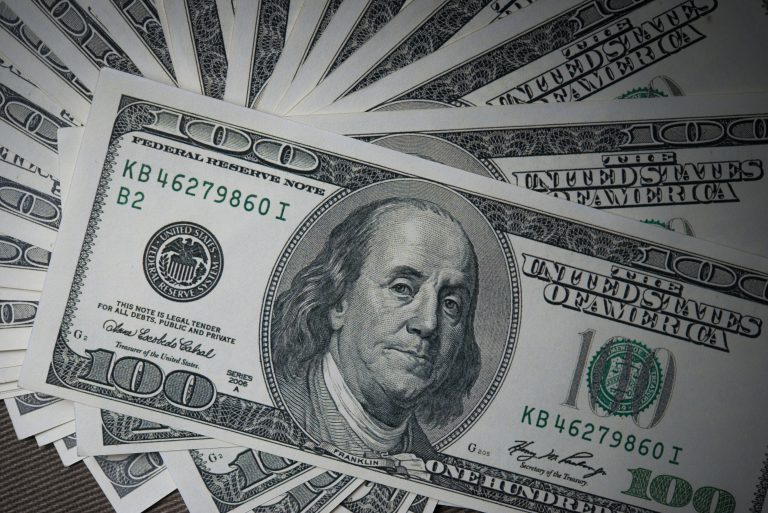 Dólar salta quase 2% e investidores retomam posições defensivas no Brasil.