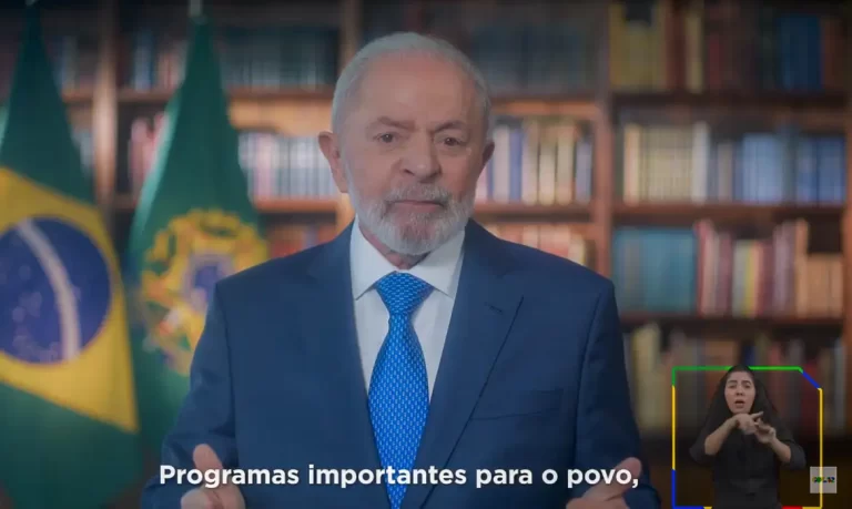O presidente Luiz Inácio Lula da Silva em pronunciamento, destacando a recuperação da credibilidade do Brasil e conquistas do governo, com o brasão do Brasil ao fundo