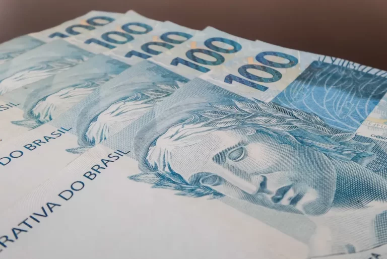 Notícia sobre a arrecadação recorde do governo federal em junho, com um total de R$ 208,8 bilhões, conforme anunciado pela Receita Federal em 25 de julho.