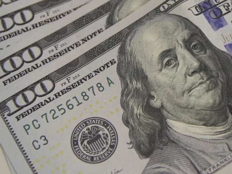 A expectativa do mercado é de que o dólar caia para R$ 5,20 até o fim de 2024, segundo Boletim Focus