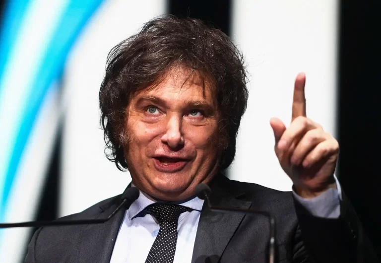 A inflação mensal na Argentina caiu de 25,5% em dezembro de 2023 para 4,6% em junho de 2024, embora o acumulado em 12 meses ainda seja de 271,5%, destacando a desaceleração como um dos principais êxitos da gestão de Javier Milei
