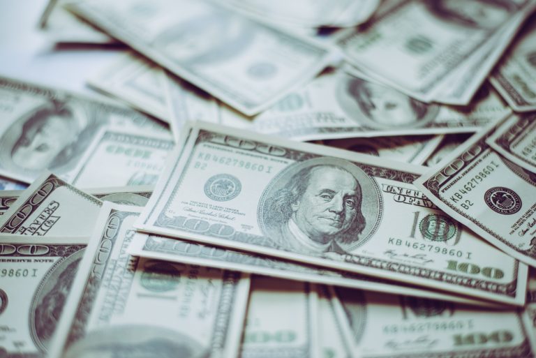 Após atingir o maior valor desde 21 de dezembro de 2021 no último pregão, o dólar sobe nesta sexta-feira (2), refletindo o cenário de juros, novos dados econômicos, balanços corporativos e a cautela com o conflito no Oriente Médio