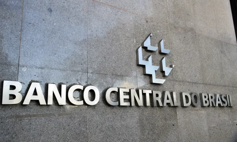 A projeção para a inflação em 2024 está acima da meta estabelecida, mas dentro da faixa de tolerância definida pelo Conselho Monetário Nacional (CMN). A meta para este ano é 3%, com uma margem de variação de 1,5 pontos percentuais para cima ou para baixo, resultando em limites de 1,5% a 4,5%.