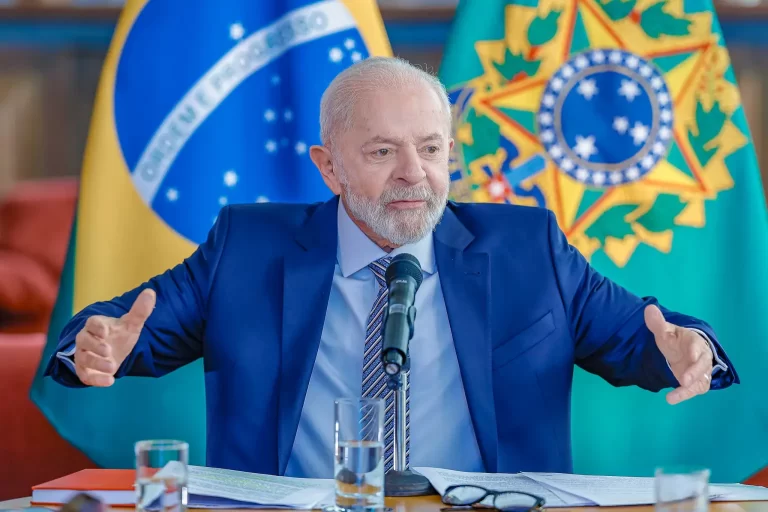 O presidente Luiz Inácio Lula da Silva (PT) afirmou nesta quinta-feira (8) que, apesar do cenário internacional adverso, considera que os números da economia brasileira são positivos