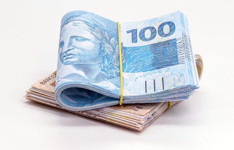 Em julho, a caderneta de poupança registrou um saldo negativo de R$ 908,6 milhões devido a saques superiores aos depósitos, conforme relatório do Banco Central divulgado hoje