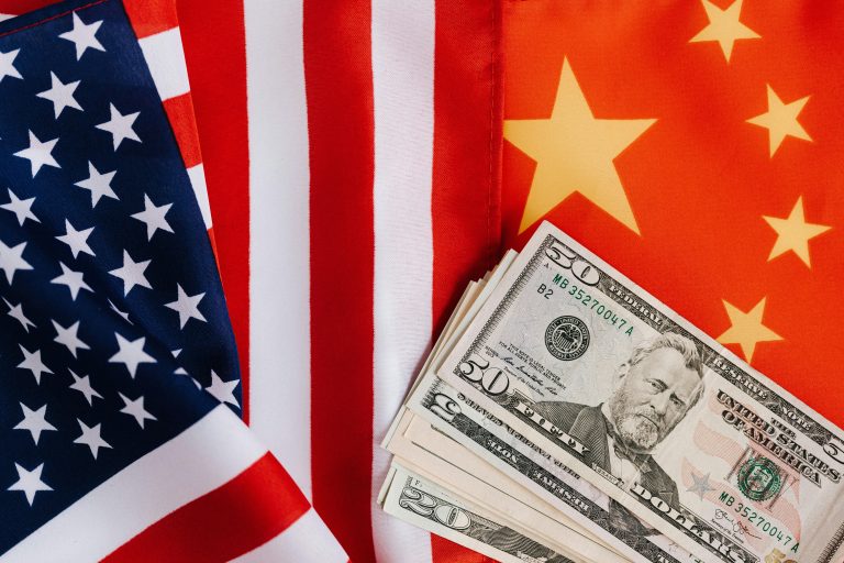 Dólar e China. Foto: Kaboompics/ Pexels