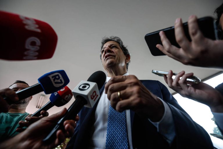 O ministro da Fazenda, Fernando Haddad em coletiva em frente ao ministério após reunião com Lula. Foto: Gabriela Biló/ Folhapress