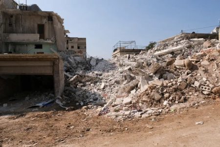 Bombardeios a posições rebeldes matam dezenas na Síria