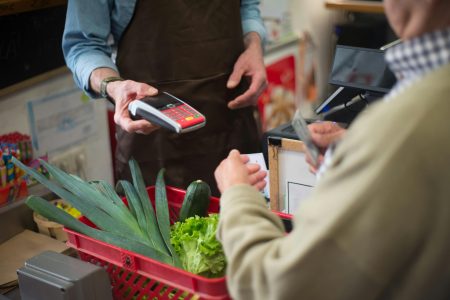 Inflação em novembro desacelera, mas pressão dos alimentos ainda é forte