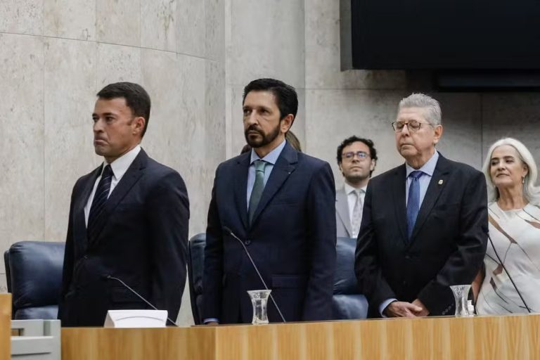 O prefeito Ricardo Nunes (MDB) (2ºe), e o vice-prefeito e coronel Ricardo de Mello Araújo (PL) (e), tomam posse no cargo em solenidade realizada na Câmara Municipal de São Paulo, na região central da cidade, nesta quarta-feira (1º). — Foto: TABA BENEDICTO/ESTADÃO CONTEÚDO