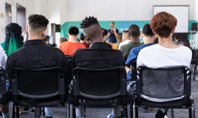 Estudantes trans nas escolas do Brasil. Sam Balye/Unsplash
