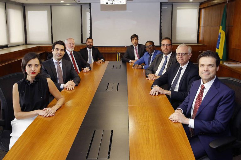 Inflação. Nova composição do Copom (Comitê de Política Monetária) do Banco Central. De frente para trás, à esq., diretora Izabela Correa (Relacionamento, Cidadania e Supervisão de Conduta); Gabriel Galípolo, presidente do BC; diretores Gilneu Vivan (Regulação) e Rodrigo Alves Teixeira (Administração). À dir., diretores Nilton David (Política Monetária), Paulo Picchetti (Assuntos Internacionais), Renato Gomes (Organização do Sistema Financeiro e de Resolução), Ailton Aquino (Fiscalização) e Diogo Guillen (Política Econômica). - Raphael Ribeiro - 29.jan.25/Banco Central