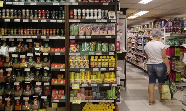 Cesta básica sobe nas capitais e custa ao menos 40% do salário mínimo. Tânia Rêgo/Agência Brasil
