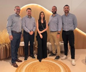 A Greenplac celebra um aumento de 15% nas vendas da Coleção Clássicos, lançada na Expo Revestir 2025, destacando tendências de consumo consciente e inovação no design de MDF.