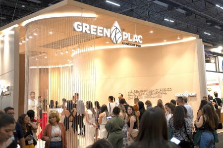 Greenplac doa estande da Expo Revestir para ONG