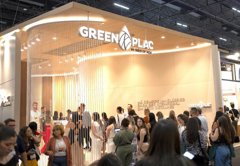 A Greenplac fez uma doação significativa de MDF, utilizado em seu estande na Expo Revestir 2025, para a Associação Padre Léo Comissarri.
