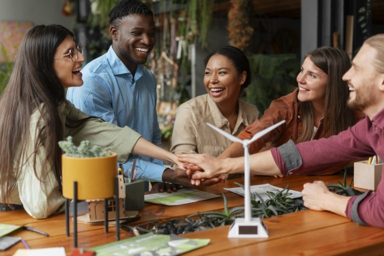 A diversidade e inclusão (D&I) são investimentos estratégicos que impulsionam inovação, reduzem turnover e atraem talentos, impactando positivamente os resultados financeiros das empresas.