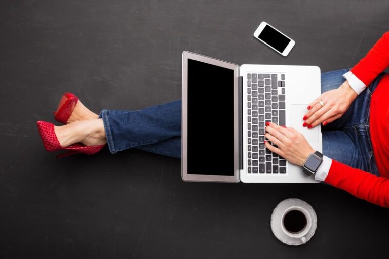 Mulheres lideram lares e avançam na tecnologia no Brasil, enfrentando desafios e promovendo transformação social.