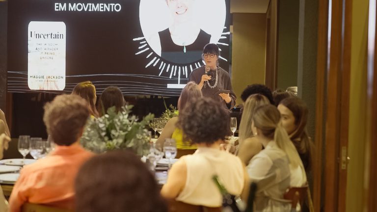 A publicitária Andrea Bisker compartilha insights sobre o futuro da arquitetura e design durante evento da Greenplac, reunindo profissionais em São José do Rio Preto (SP).