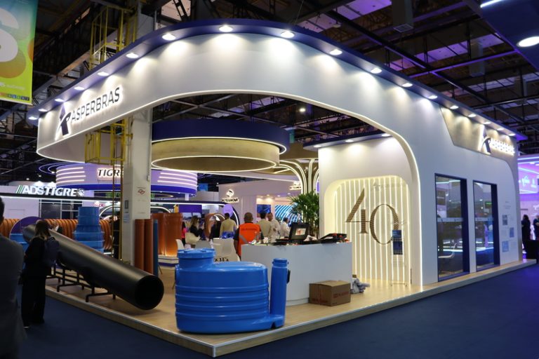 Asperbras na Feira Nacional de Saneamento e Meio Ambiente (FENASAN) 2025 destaca o lançamento de produtos de ferro e celebra os 40 anos da empresa. A empresa pertence a holding Colpar Brasil do José Roberto Colnaghi.