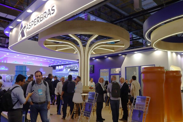 Asperbras na Feira Nacional de Saneamento e Meio Ambiente (FENASAN) 2025 destaca o lançamento de produtos de ferro e celebra os 40 anos da empresa. A empresa pertence a holding Colpar Brasil.