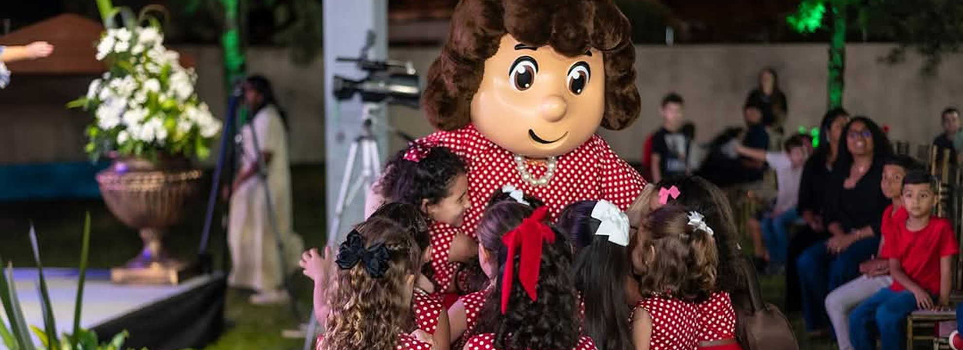 Celebração dos 25 anos da Fundação Nelly Jorge Colnaghi em Penápolis, com homenagens e reconhecimento ao trabalho na educação infantil.