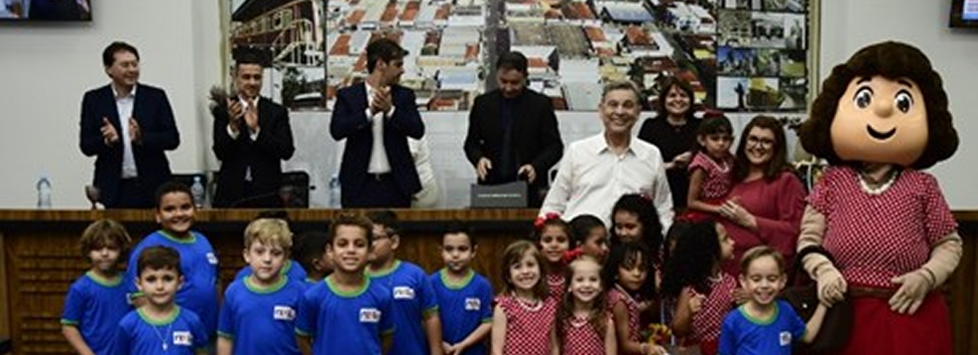 Celebração dos 25 anos da Fundação Nelly Jorge Colnaghi em Penápolis, com homenagens e reconhecimento ao trabalho na educação infantil.