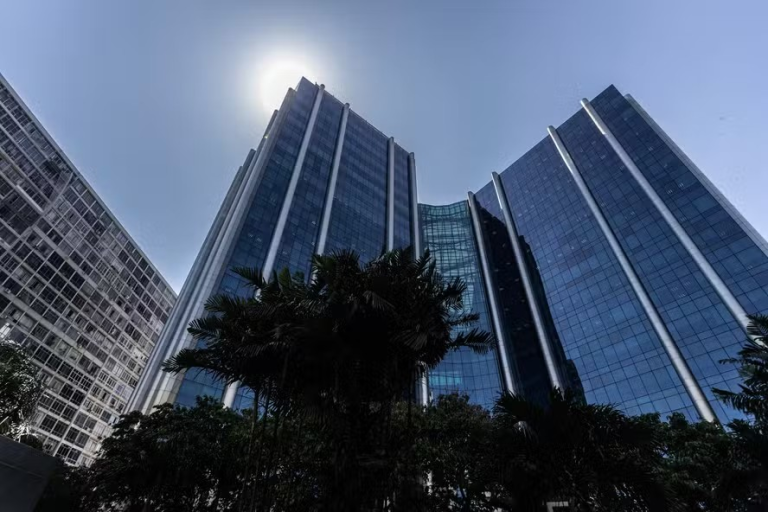 Petrobras adquire 42,5% do Bloco 2613 na Namíbia. Parceria com TotalEnergies visa expandir reservas de óleo e gás na costa oeste africana.