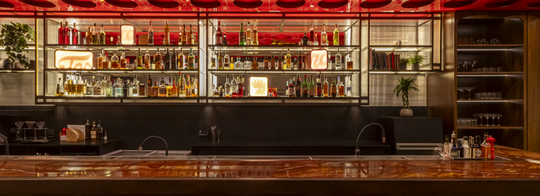 Testarossa: bar autoral em Curitiba que combina arquitetura e experiência sensorial.