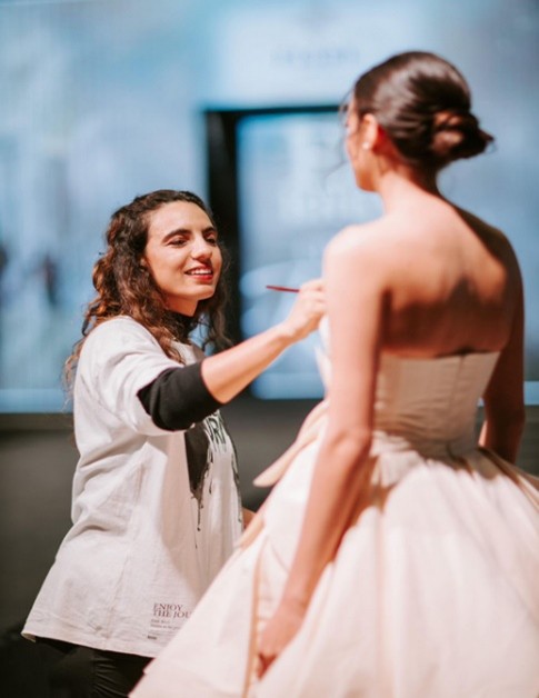 Artista Larissa Salgado realiza pintura com café, representando a conexão entre arte e design no lar. A arte também está na nova coleção CASAS de MDFs da Greenplac, marca pertence a holding Colpar Brasil.