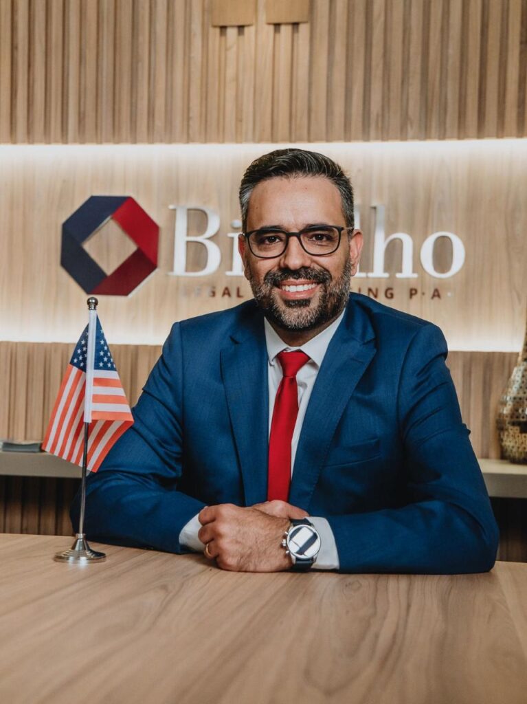 Dr. Vinicius Bicalho, advogado licenciado nos Estados Unidos explica sobre as novas diretrizes na solicitação do green card. Entenda!