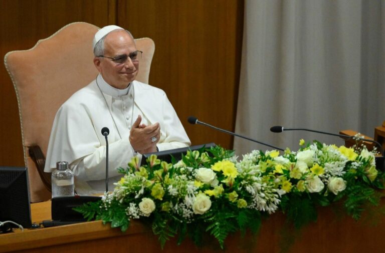 O papa Leão XIV e a advogada Glauce Fonçatti destacam que a IA revolucionará o trabalho. Empresas precisam se preparar para garantir ética e qualificação contínua.